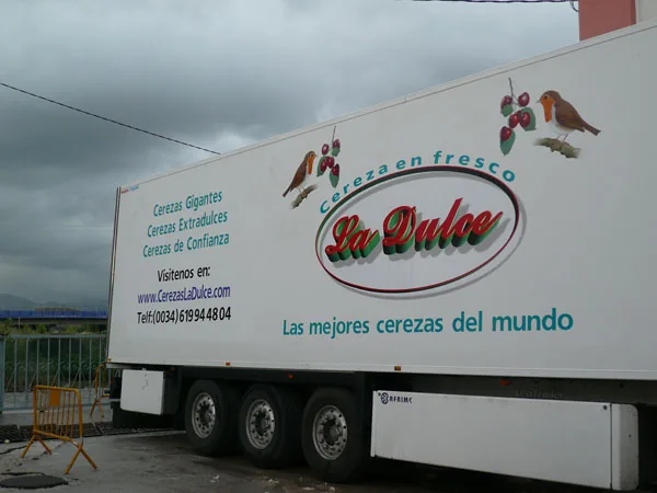 Camión frigorífico con la marca Cerezas en fresco La Dulce