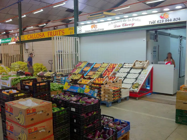 Vista general del puesto mayorista Don Cherry con cajas de fruta