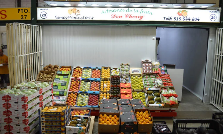 Fruta variada expuesta en el puesto