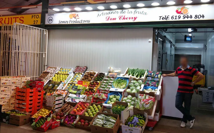 Mostrador del puesto Don Cherry con fruta expuesta